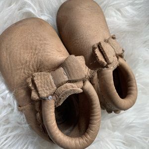 Freshly Picked Weathered Brown Bow Mini Sole Moccs